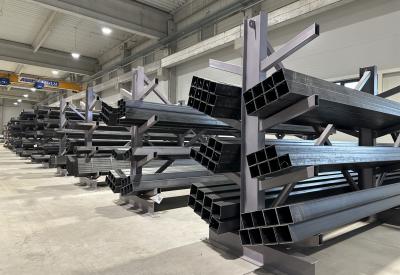 cevi na policama u magacinu