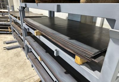 toplo valjeni limovi na policama